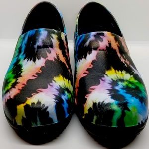 Crocs neria pro II graphic clogs tie dye on black background